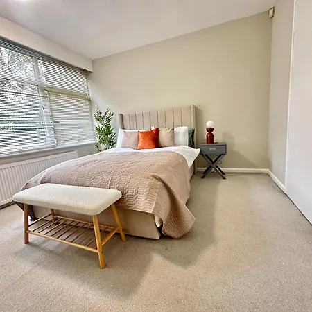 Lovely 2 Bed Ground Floor Flat In North Leeds With Parking شقة