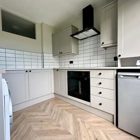 Lovely 2 Bed Ground Floor Flat In North Leeds With Parking ليدز