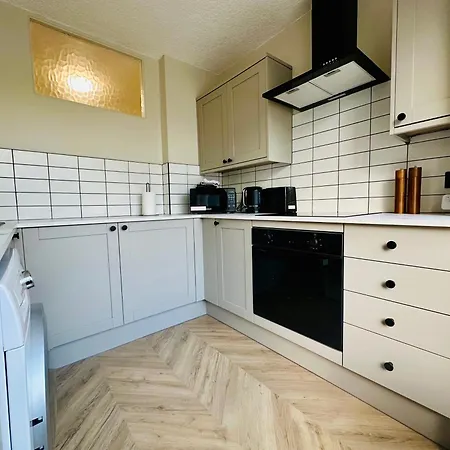 Lovely 2 Bed Ground Floor Flat In North Leeds With Parking شقة *