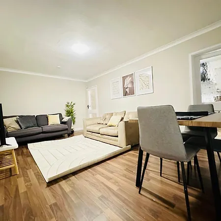 Lovely 2 Bed Ground Floor Flat In North Leeds With Parking *