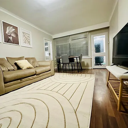 Lovely 2 Bed Ground Floor Flat In North Leeds With Parking شقة *